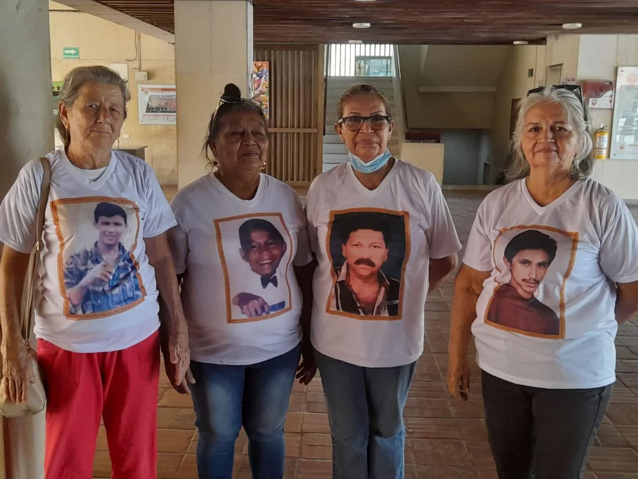 Mujeres con camisetas que llevan los retratos de familiares desaparecidos